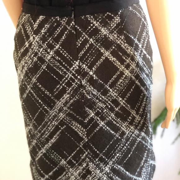 Liz Claiborne wool LIKE plaid skirt.  Fully lined - Picture 2 of 5